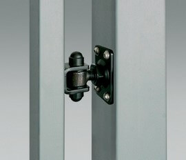 Záves na montážnej doske umožňuje inštaláciu bránky k existujúcim oceľovým alebo betónovým stĺpikom.
