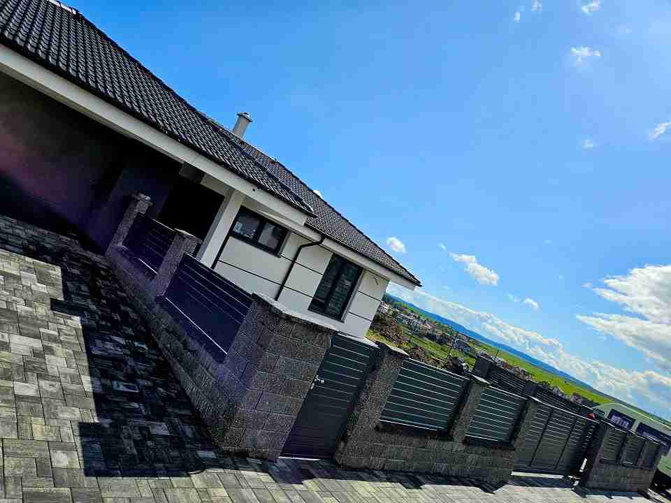 Oplotenie - plot | HOME INCLUSIVE Wiśniowski | AW 10.230 +  garážová brána UniTHERM  | Veľká Lomnica okr. KEŽMAROK