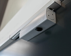 Koľajnicové zatváracie zariadenie