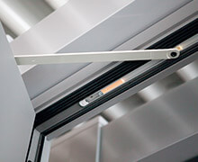 Zatváracie zariadenie ukryté v krídle dverí