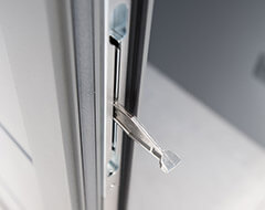 Centrálna západka vo dverách s termoizolačným mostom