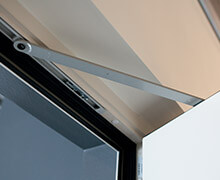 Zatváracie zariadenie s blokádou, ukryté v krídle dverí